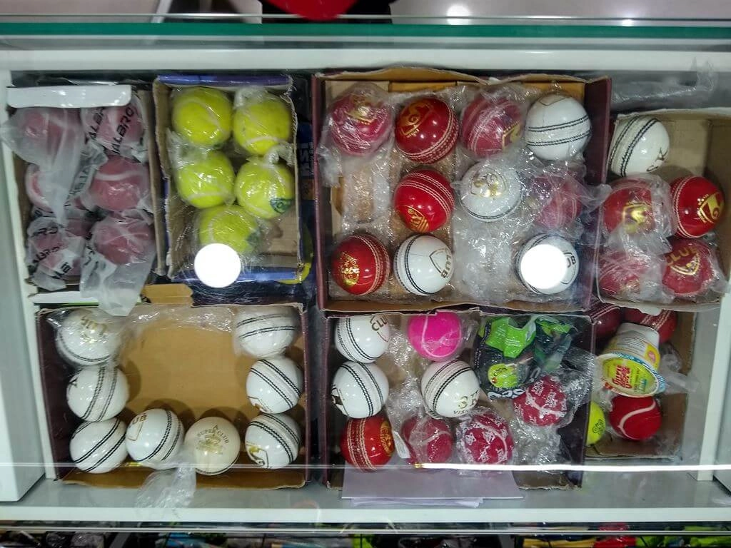 sk-sports-shop-interior-Balls